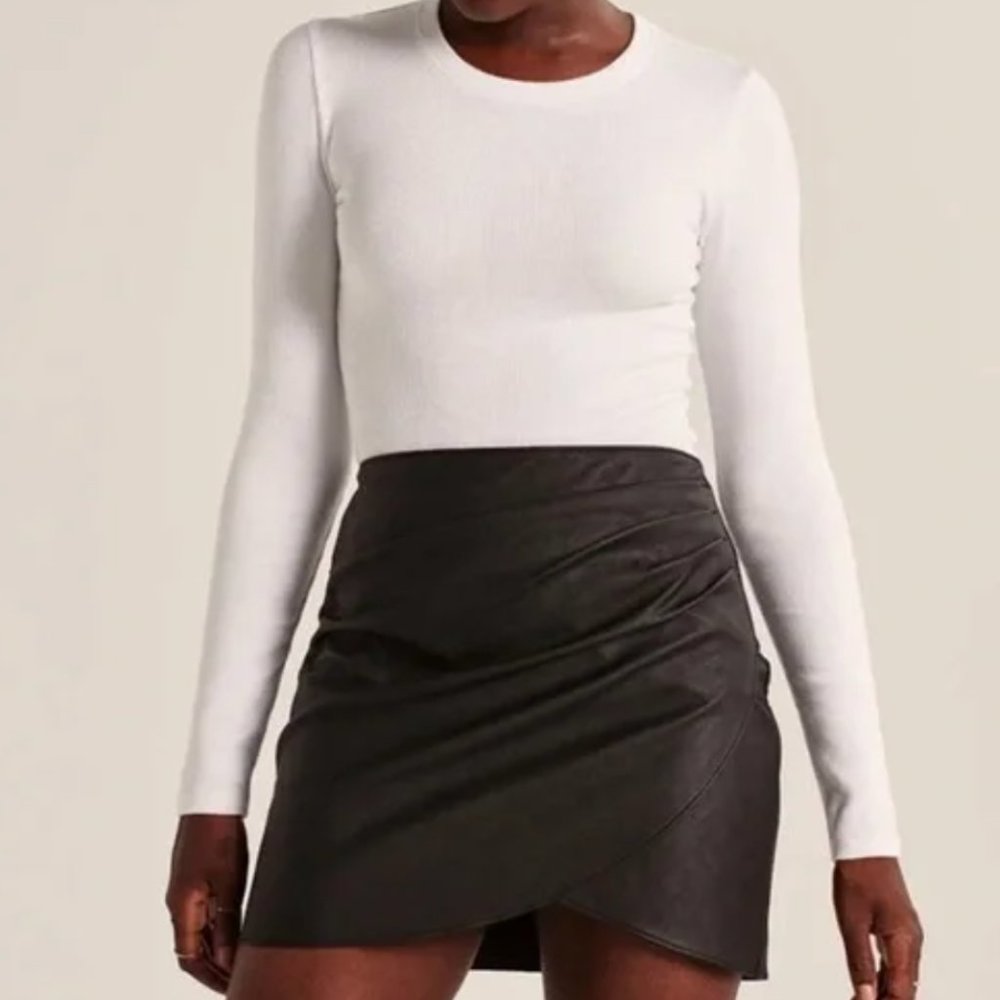 Abercrombie  & Fitch Black Vegan Leather Side Ruched Skirt Size M